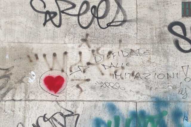 Muri, colonne, fontane: Bari invasa da cuori rossi. E' mistero sull'autore